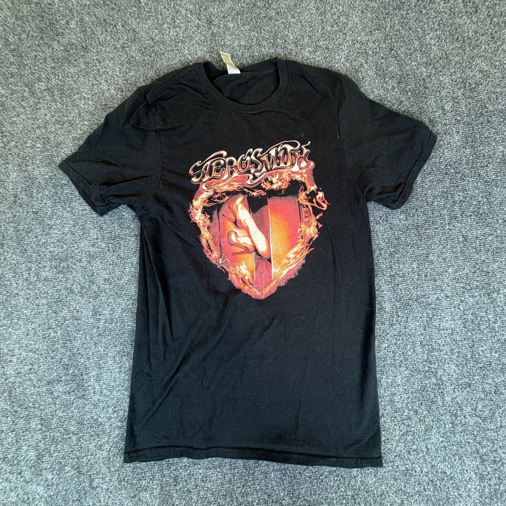 Gildan Softstyle Aerosmith Heart On Fire T-Shirt Mens Small Black Graphic Cotton